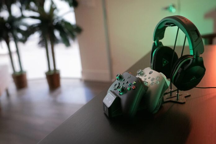 Fuel Dual Controller Charging Station & Headset Stand per Xbox